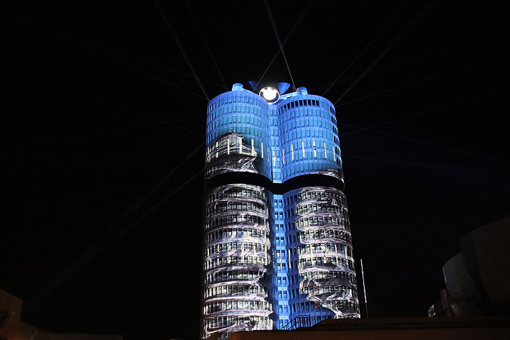 Lichtinstallation auf dem Gebäude der BMW Group zur IAA Mobility 2021 (©Foto: Martin Schmitz)